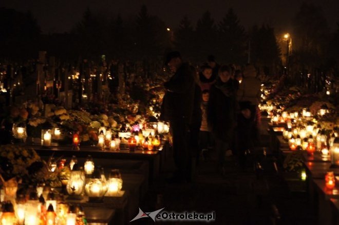 Cmentarz parafialny nocą [01.11.2014] - zdjęcie #22 - eOstroleka.pl