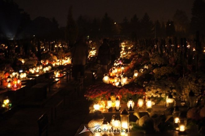 Cmentarz parafialny nocą [01.11.2014] - zdjęcie #23 - eOstroleka.pl