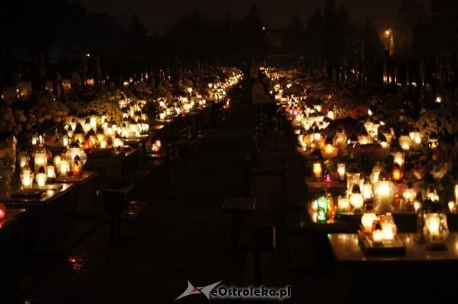 Cmentarz parafialny nocą [01.11.2014] - zdjęcie #24 - eOstroleka.pl