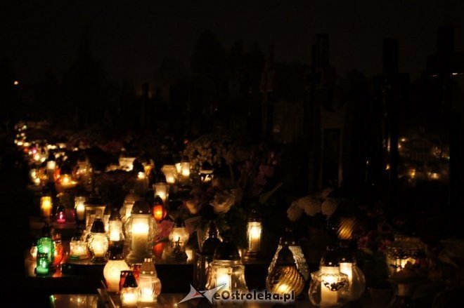 Cmentarz parafialny nocą [01.11.2014] - zdjęcie #10 - eOstroleka.pl