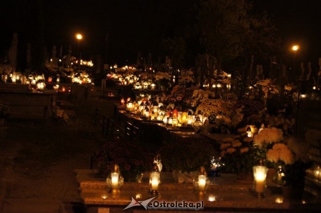 Cmentarz parafialny nocą [01.11.2014] - zdjęcie #28 - eOstroleka.pl