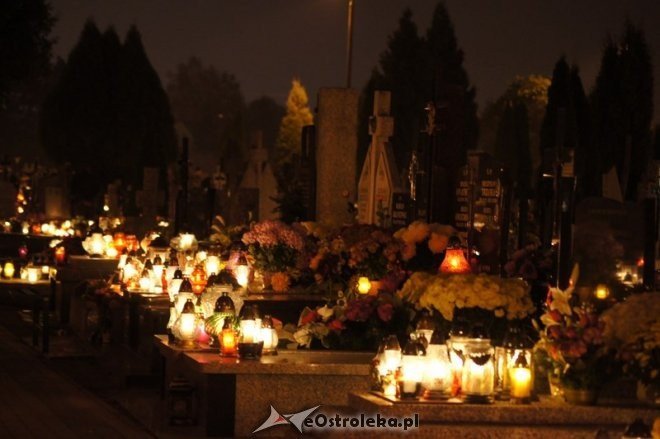 Cmentarz parafialny nocą [01.11.2014] - zdjęcie #29 - eOstroleka.pl