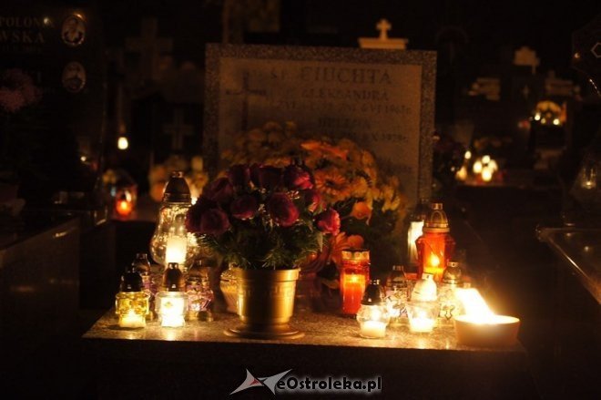 Cmentarz parafialny nocą [01.11.2014] - zdjęcie #5 - eOstroleka.pl