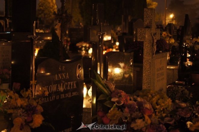 Cmentarz parafialny nocą [01.11.2014] - zdjęcie #32 - eOstroleka.pl