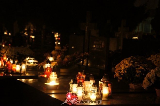 Cmentarz parafialny nocą [01.11.2014] - zdjęcie #33 - eOstroleka.pl