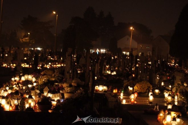 Cmentarz parafialny nocą [01.11.2014] - zdjęcie #34 - eOstroleka.pl