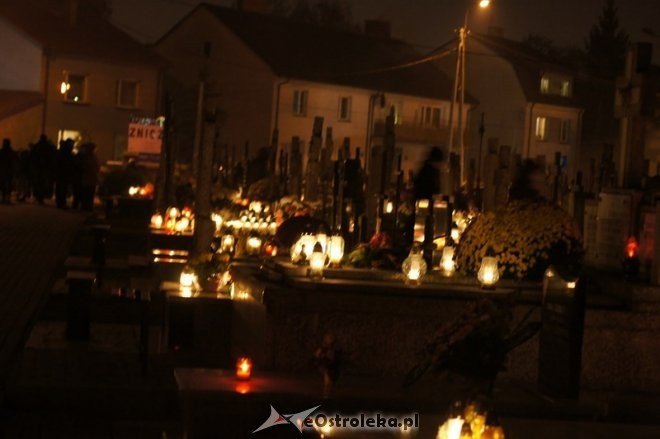 Cmentarz parafialny nocą [01.11.2014] - zdjęcie #35 - eOstroleka.pl