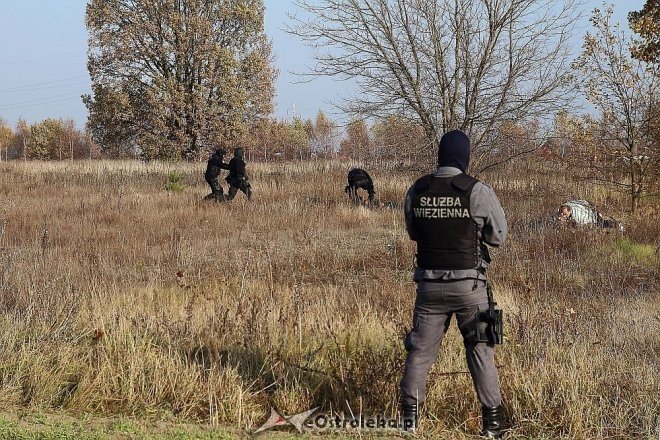 Przytuły Stare: Obława na uciekiniera z zakładu i ewakuacja części osadzonych [04.11.2014] - zdjęcie #26 - eOstroleka.pl