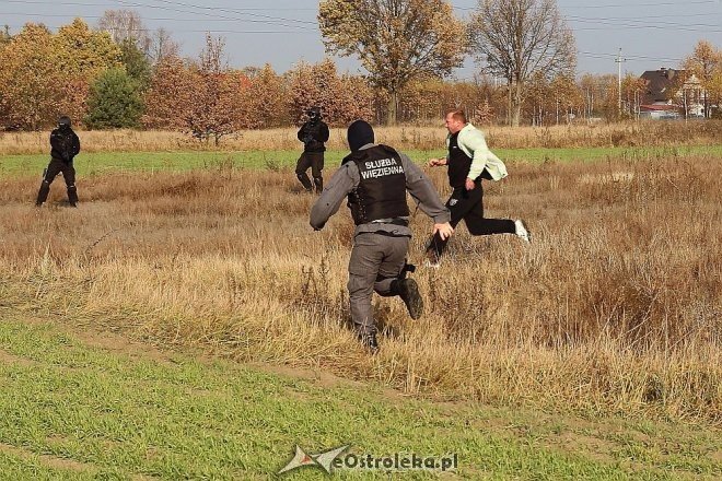 Przytuły Stare: Obława na uciekiniera z zakładu i ewakuacja części osadzonych [04.11.2014] - zdjęcie #25 - eOstroleka.pl