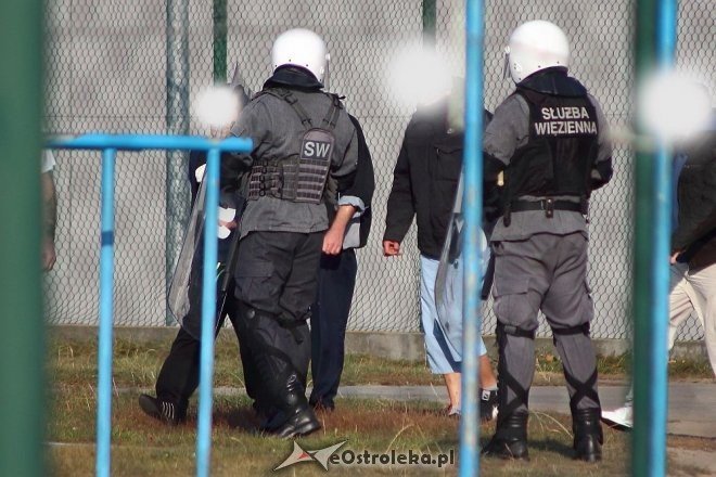 Przytuły Stare: Obława na uciekiniera z zakładu i ewakuacja części osadzonych [04.11.2014] - zdjęcie #7 - eOstroleka.pl