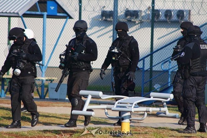 Przytuły Stare: Obława na uciekiniera z zakładu i ewakuacja części osadzonych [04.11.2014] - zdjęcie #2 - eOstroleka.pl