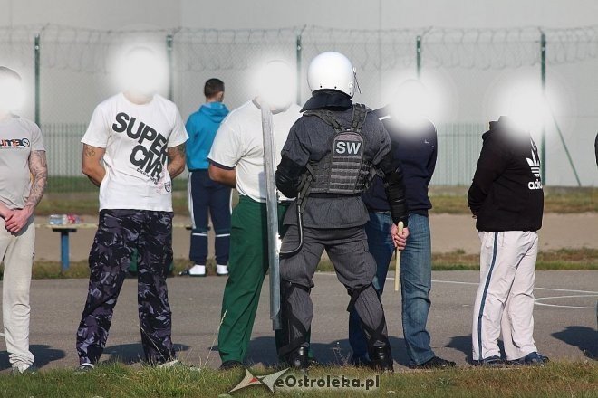Przytuły Stare: Obława na uciekiniera z zakładu i ewakuacja części osadzonych [04.11.2014] - zdjęcie #1 - eOstroleka.pl