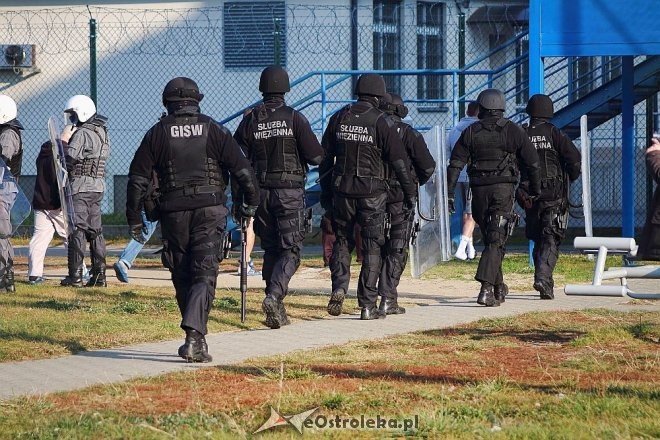 Przytuły Stare: Obława na uciekiniera z zakładu i ewakuacja części osadzonych [04.11.2014] - zdjęcie #12 - eOstroleka.pl