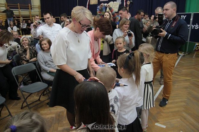 Pasowanie na pierwszaka w SP nr 6 [06.11.2014] - zdjęcie #9 - eOstroleka.pl