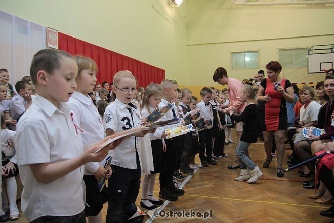 Pasowanie na pierwszaka w SP nr 6 [06.11.2014] - zdjęcie #1 - eOstroleka.pl