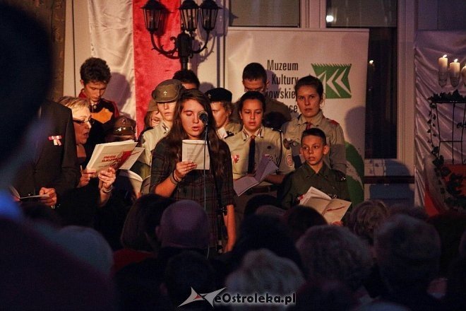 Wspólne śpiewanie pieśni patriotycznych w Muzeum Kultury Kurpiowskiej [11.11.2014] - zdjęcie #1 - eOstroleka.pl