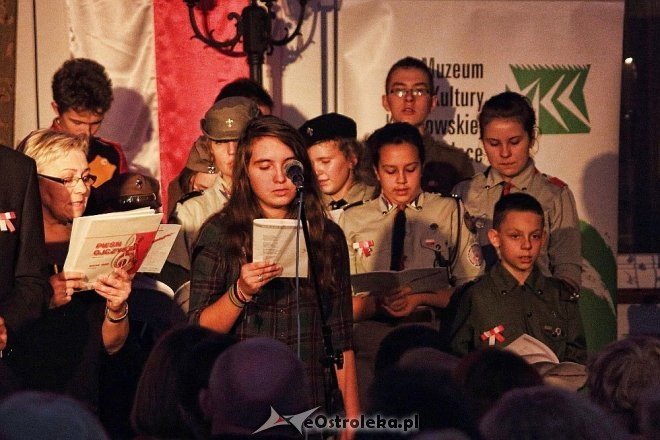Wspólne śpiewanie pieśni patriotycznych w Muzeum Kultury Kurpiowskiej [11.11.2014] - zdjęcie #2 - eOstroleka.pl