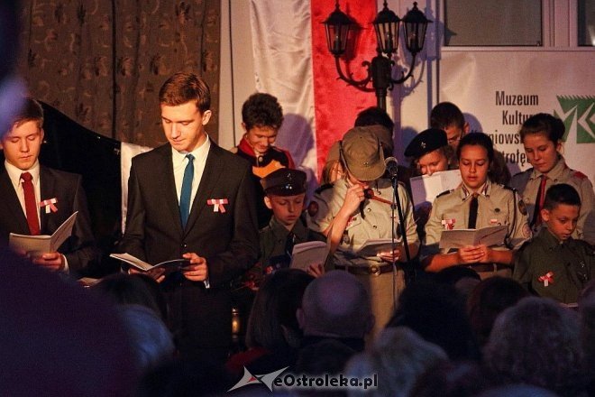 Wspólne śpiewanie pieśni patriotycznych w Muzeum Kultury Kurpiowskiej [11.11.2014] - zdjęcie #5 - eOstroleka.pl