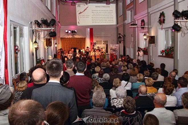 Wspólne śpiewanie pieśni patriotycznych w Muzeum Kultury Kurpiowskiej [11.11.2014] - zdjęcie #11 - eOstroleka.pl