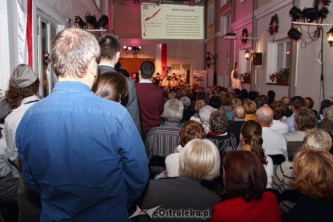 Wspólne śpiewanie pieśni patriotycznych w Muzeum Kultury Kurpiowskiej [11.11.2014] - zdjęcie #12 - eOstroleka.pl