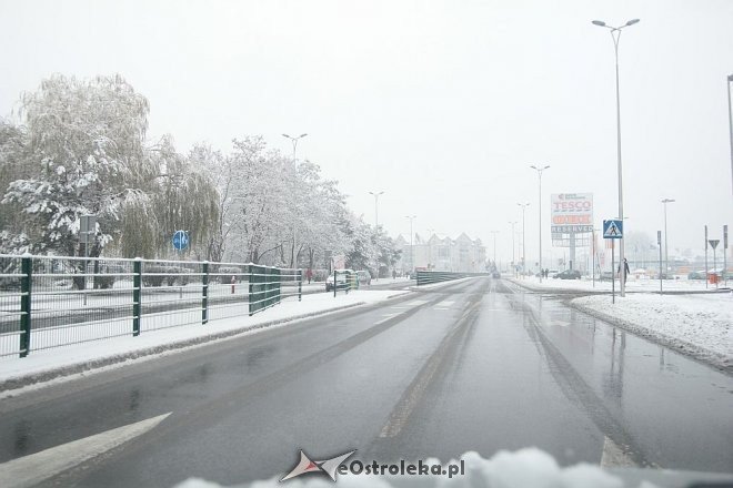 Uwaga kierowcy! Pierwszy w tym roku atak zimy trwa. Śnieg będzie padał przez cały dzień [20.11.2014] - zdjęcie #16 - eOstroleka.pl