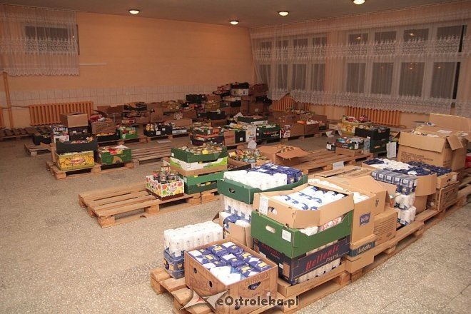 Świąteczna Zbiórka Żywności: Niemal 4,5 tony pierwszego dnia [28.11.2014] - zdjęcie #2 - eOstroleka.pl