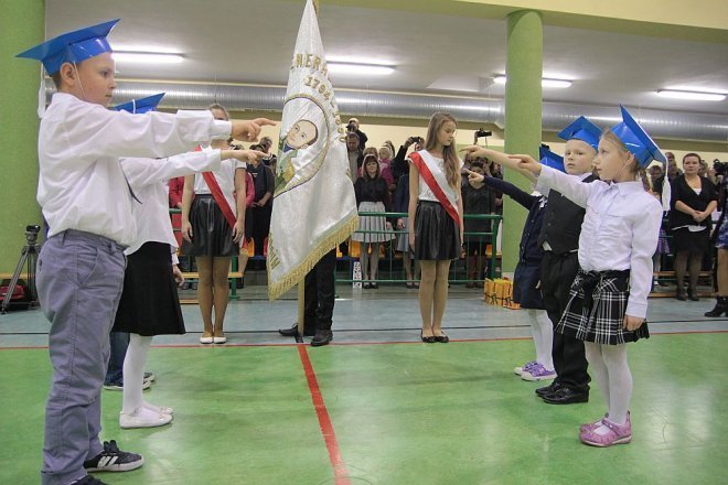 Pasowanie na pierwszaka w Szkole Podstawowej w Rzekuniu [28.11.2014] - zdjęcie #60 - eOstroleka.pl