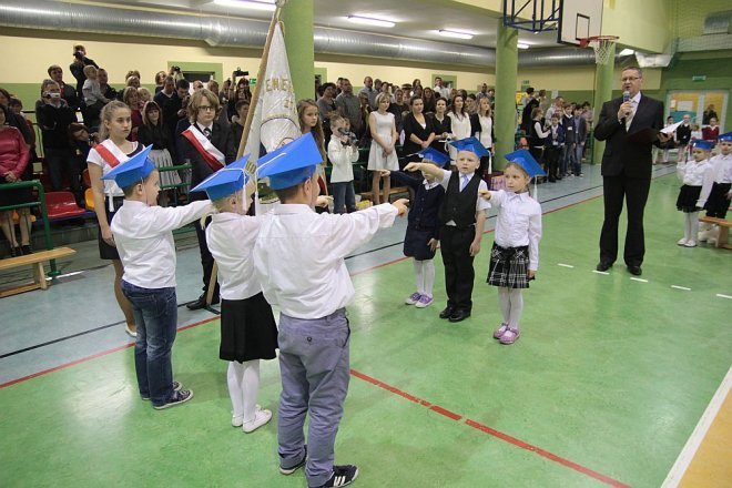 Pasowanie na pierwszaka w Szkole Podstawowej w Rzekuniu [28.11.2014] - zdjęcie #58 - eOstroleka.pl