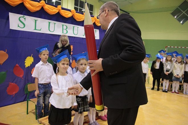 Pasowanie na pierwszaka w Szkole Podstawowej w Rzekuniu [28.11.2014] - zdjęcie #42 - eOstroleka.pl