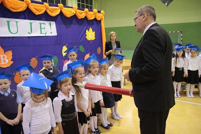 Pasowanie na pierwszaka w Szkole Podstawowej w Rzekuniu [28.11.2014] - zdjęcie #37 - eOstroleka.pl