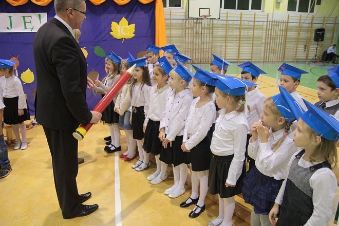 Pasowanie na pierwszaka w Szkole Podstawowej w Rzekuniu [28.11.2014] - zdjęcie #29 - eOstroleka.pl