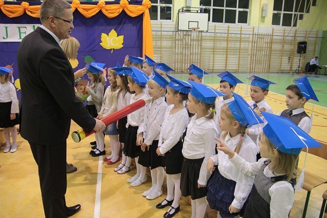 Pasowanie na pierwszaka w Szkole Podstawowej w Rzekuniu [28.11.2014] - zdjęcie #28 - eOstroleka.pl