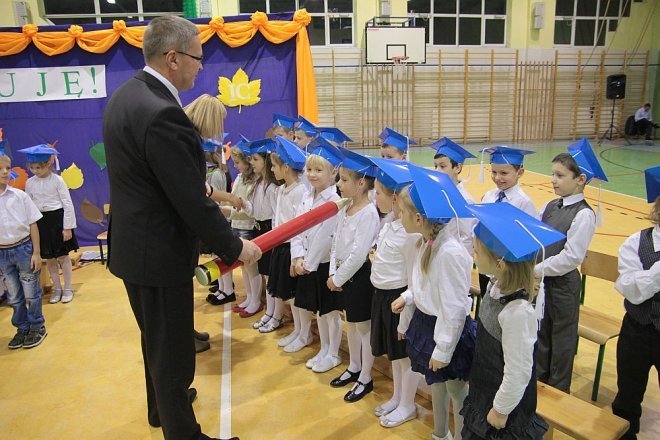 Pasowanie na pierwszaka w Szkole Podstawowej w Rzekuniu [28.11.2014] - zdjęcie #27 - eOstroleka.pl