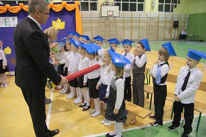 Pasowanie na pierwszaka w Szkole Podstawowej w Rzekuniu [28.11.2014] - zdjęcie #25 - eOstroleka.pl