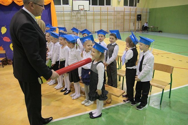 Pasowanie na pierwszaka w Szkole Podstawowej w Rzekuniu [28.11.2014] - zdjęcie #24 - eOstroleka.pl