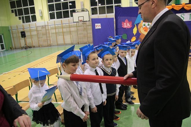 Pasowanie na pierwszaka w Szkole Podstawowej w Rzekuniu [28.11.2014] - zdjęcie #23 - eOstroleka.pl