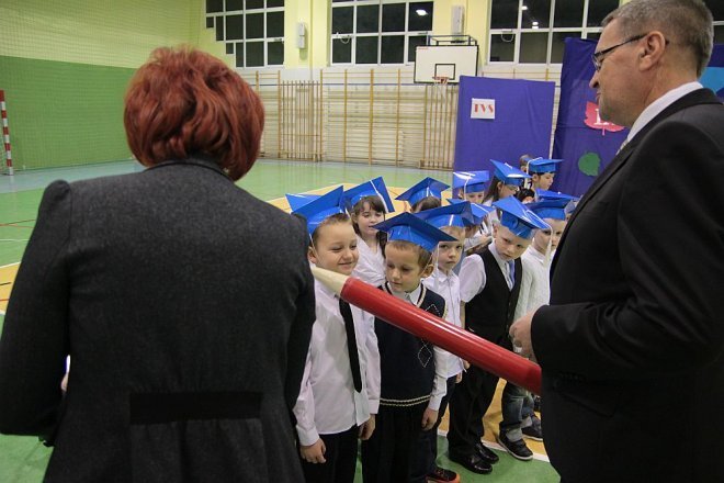Pasowanie na pierwszaka w Szkole Podstawowej w Rzekuniu [28.11.2014] - zdjęcie #22 - eOstroleka.pl