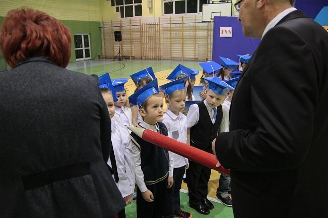 Pasowanie na pierwszaka w Szkole Podstawowej w Rzekuniu [28.11.2014] - zdjęcie #21 - eOstroleka.pl