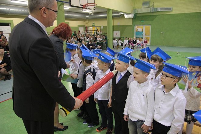 Pasowanie na pierwszaka w Szkole Podstawowej w Rzekuniu [28.11.2014] - zdjęcie #19 - eOstroleka.pl