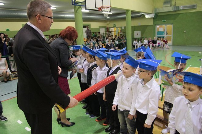 Pasowanie na pierwszaka w Szkole Podstawowej w Rzekuniu [28.11.2014] - zdjęcie #18 - eOstroleka.pl