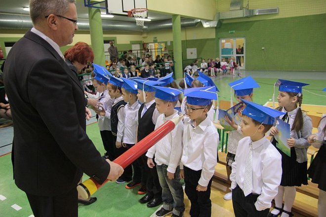 Pasowanie na pierwszaka w Szkole Podstawowej w Rzekuniu [28.11.2014] - zdjęcie #17 - eOstroleka.pl