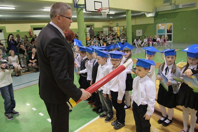 Pasowanie na pierwszaka w Szkole Podstawowej w Rzekuniu [28.11.2014] - zdjęcie #16 - eOstroleka.pl