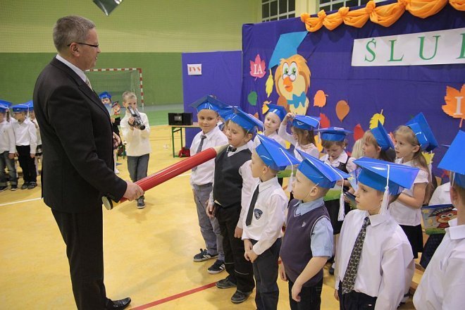 Pasowanie na pierwszaka w Szkole Podstawowej w Rzekuniu [28.11.2014] - zdjęcie #14 - eOstroleka.pl