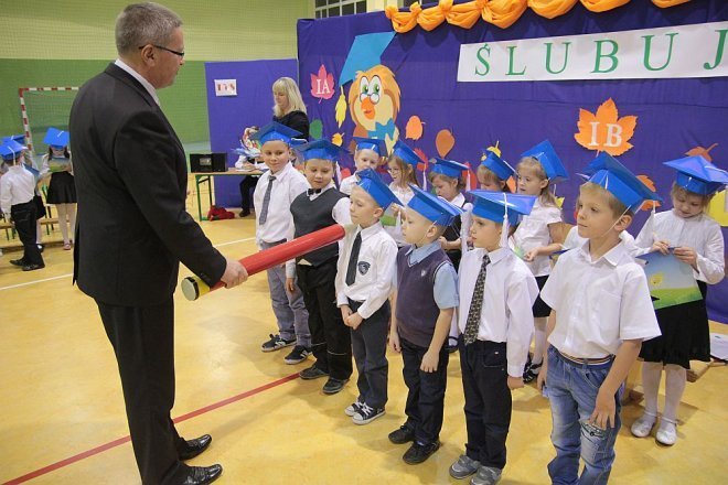 Pasowanie na pierwszaka w Szkole Podstawowej w Rzekuniu [28.11.2014] - zdjęcie #13 - eOstroleka.pl