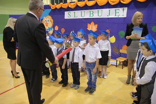 Pasowanie na pierwszaka w Szkole Podstawowej w Rzekuniu [28.11.2014] - zdjęcie #11 - eOstroleka.pl