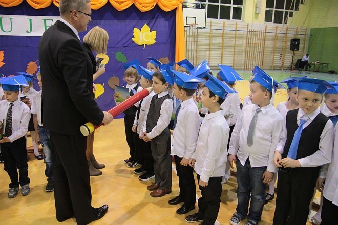 Pasowanie na pierwszaka w Szkole Podstawowej w Rzekuniu [28.11.2014] - zdjęcie #7 - eOstroleka.pl