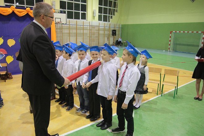 Pasowanie na pierwszaka w Szkole Podstawowej w Rzekuniu [28.11.2014] - zdjęcie #2 - eOstroleka.pl