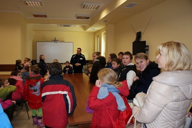 Nową siedzibę ostrołęckich policjantów odwiedziło już niemal 1000 uczniów [02.12.2014] - zdjęcie #2 - eOstroleka.pl