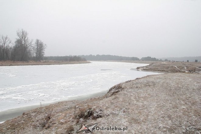 Narew w górnym biegu zamarzła. Z pomocą rusza wojsko [04.12.2014] - zdjęcie #51 - eOstroleka.pl