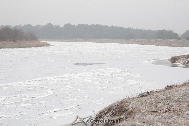 Narew w górnym biegu zamarzła. Z pomocą rusza wojsko [04.12.2014] - zdjęcie #50 - eOstroleka.pl